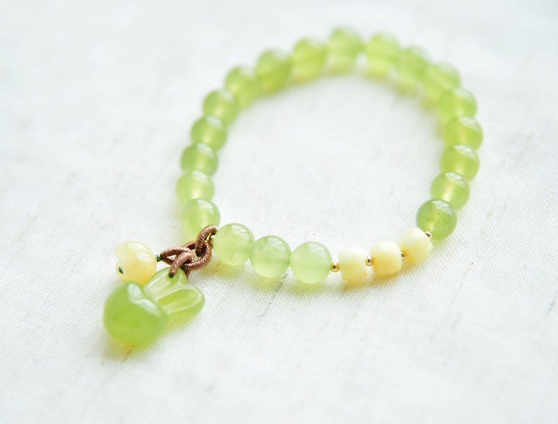 [Honey Osmanthus Love Rabbit] Natural Raw Mineral Xiuyu Honey Wax Osmanthus Fresh Bracelet Bracelet - Bracelets - Jade Green