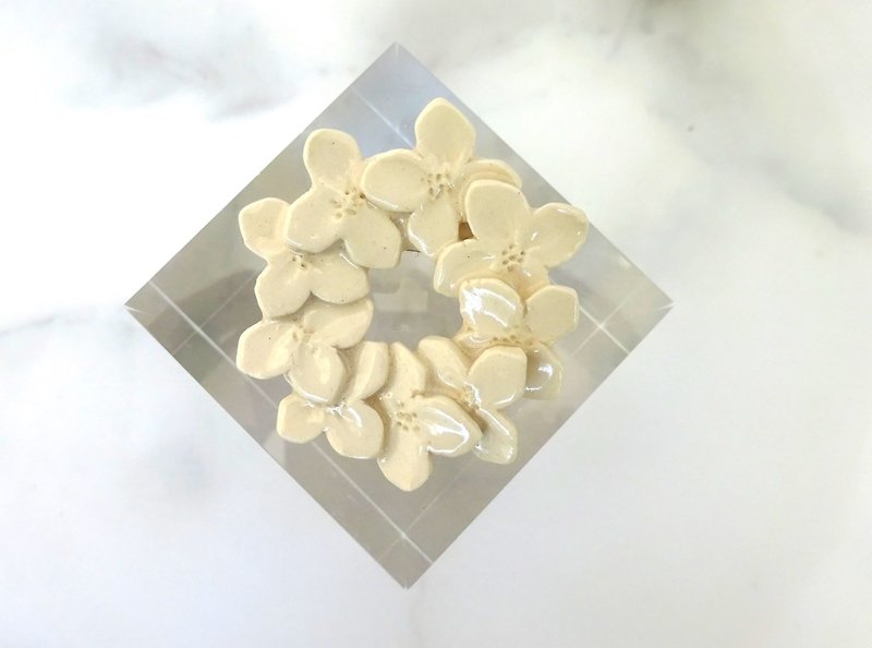花のbroach ニチニチソウ - 胸針 - 陶 白色