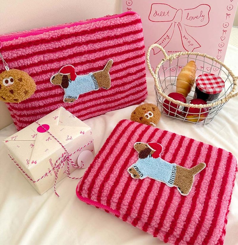 Striped puppy lamb wool laptop ipad storage bag - กระเป๋าคลัทช์ - เส้นใยสังเคราะห์ สีแดง