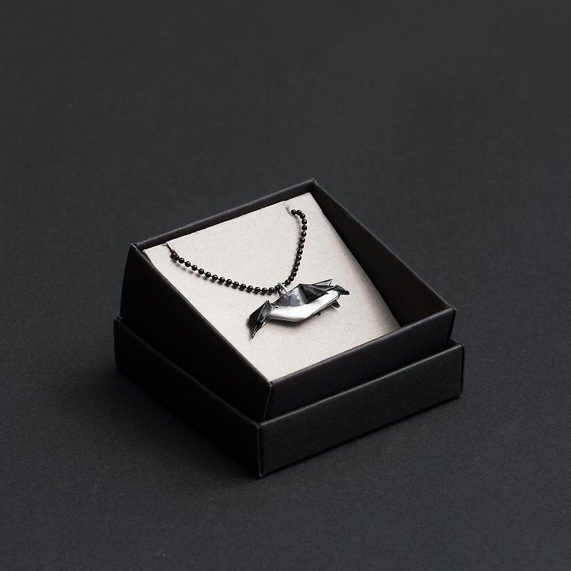 \飞天小企鹅 / Origami necklace - Necklaces - Paper Black