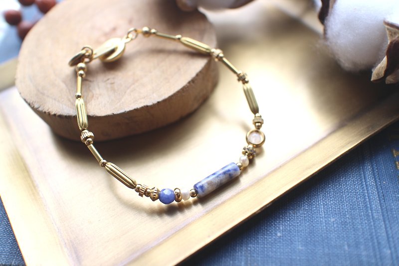 Blue sky-Sodalite pearl brass bracelet - สร้อยข้อมือ - โลหะ 