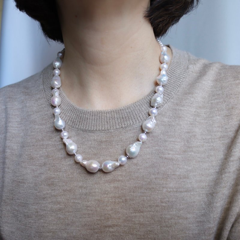 Two ways to wear the swaying fish tail Locke pearl necklace with natural freshwater pearls - Necklaces - Pearl 