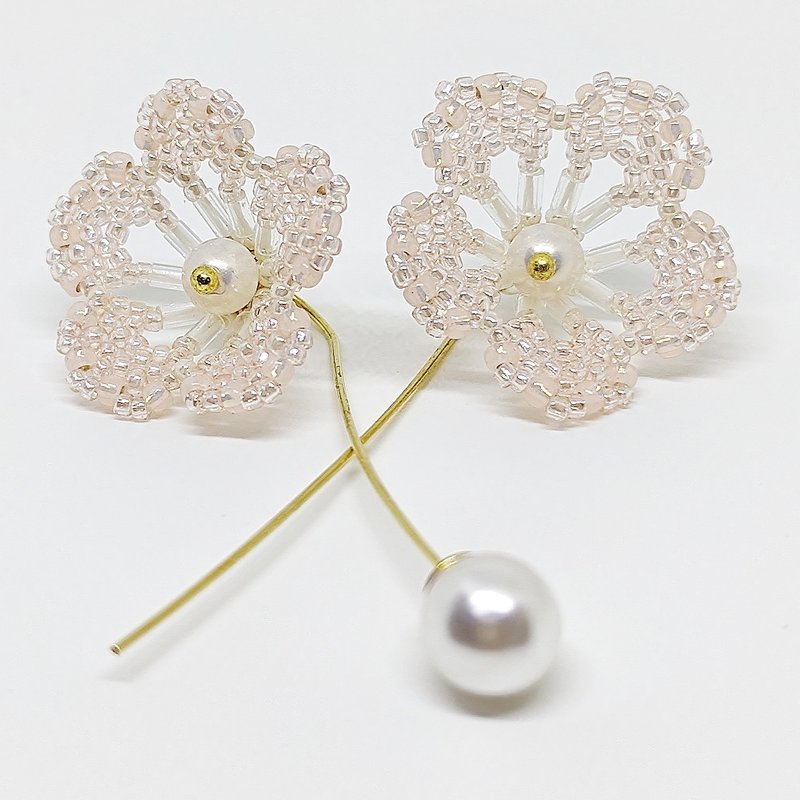 Beaded Flower Earrings Small Dangle Earrrings Dainty Bead Woven Earrings - ต่างหู - วัสดุอื่นๆ สีดำ