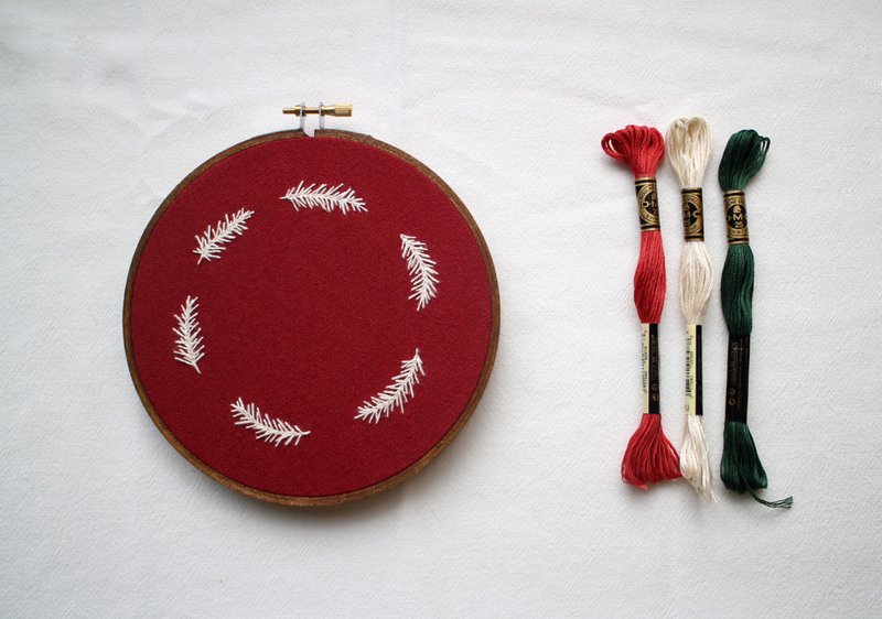 【 初學者適合 】DIY手作刺繡材料包 / 六吋松葉花圈刺繡聖誕掛飾 - 編織/刺繡/羊毛氈/縫紉 - 繡線 紅色