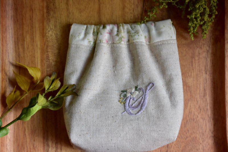 幸せのクローバーとイニシャル刺繍8.5CMバネ口金ポーチ S - ポーチ - コットン・麻 パープル