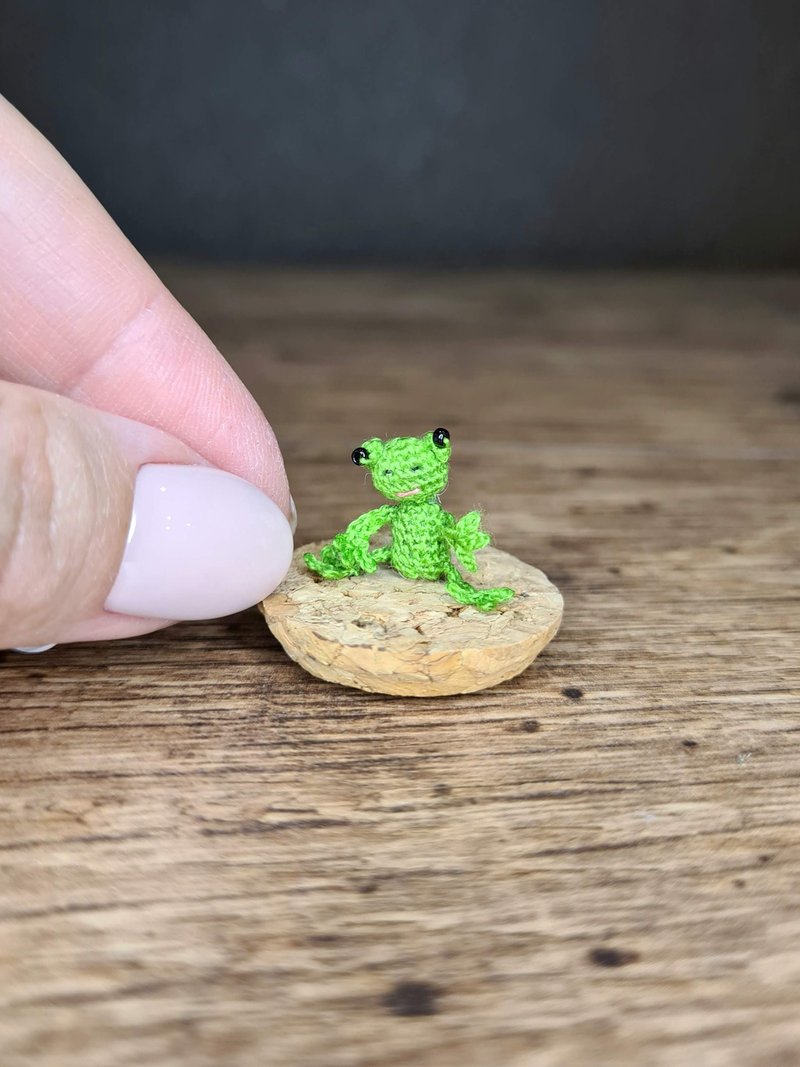 かわいいカエルの置物小さなかぎ針編みのカエル - 人形・フィギュア - 刺しゅう糸 グリーン