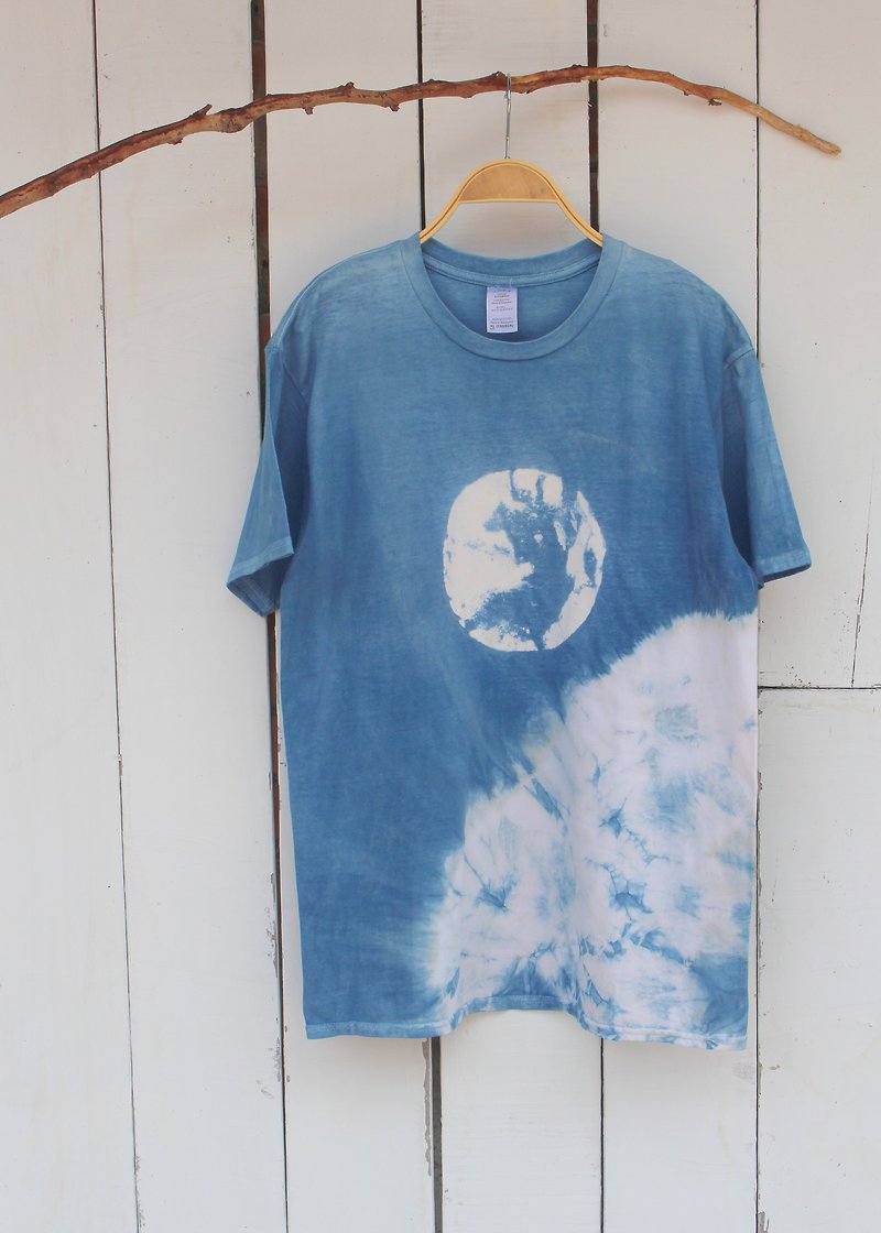 Free to stain isvara handmade blue dye universe series Mochizuki cotton T-shirt - เสื้อฮู้ด - ผ้าฝ้าย/ผ้าลินิน สีน้ำเงิน