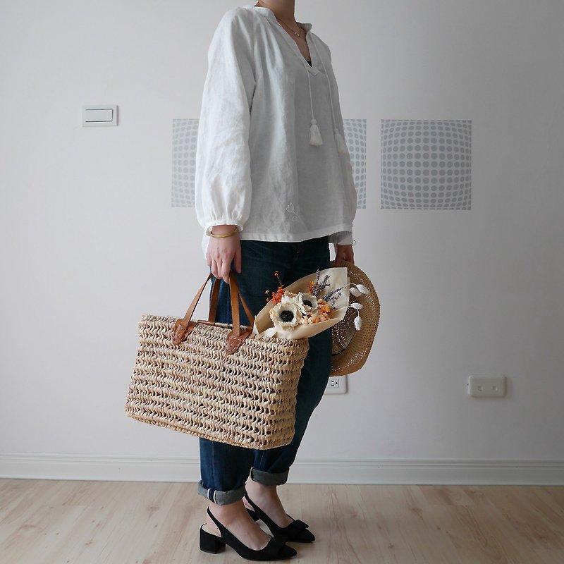 Hand-made embroidery tassels soft white linen blouse shirred - เสื้อเชิ้ตผู้หญิง - ผ้าฝ้าย/ผ้าลินิน ขาว