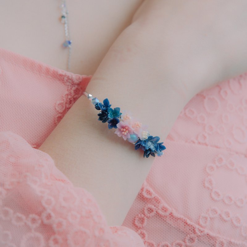 Pamycarie Night-Sakura Crystal Bouquet Bangle - สร้อยข้อมือ - ดินเหนียว สีน้ำเงิน