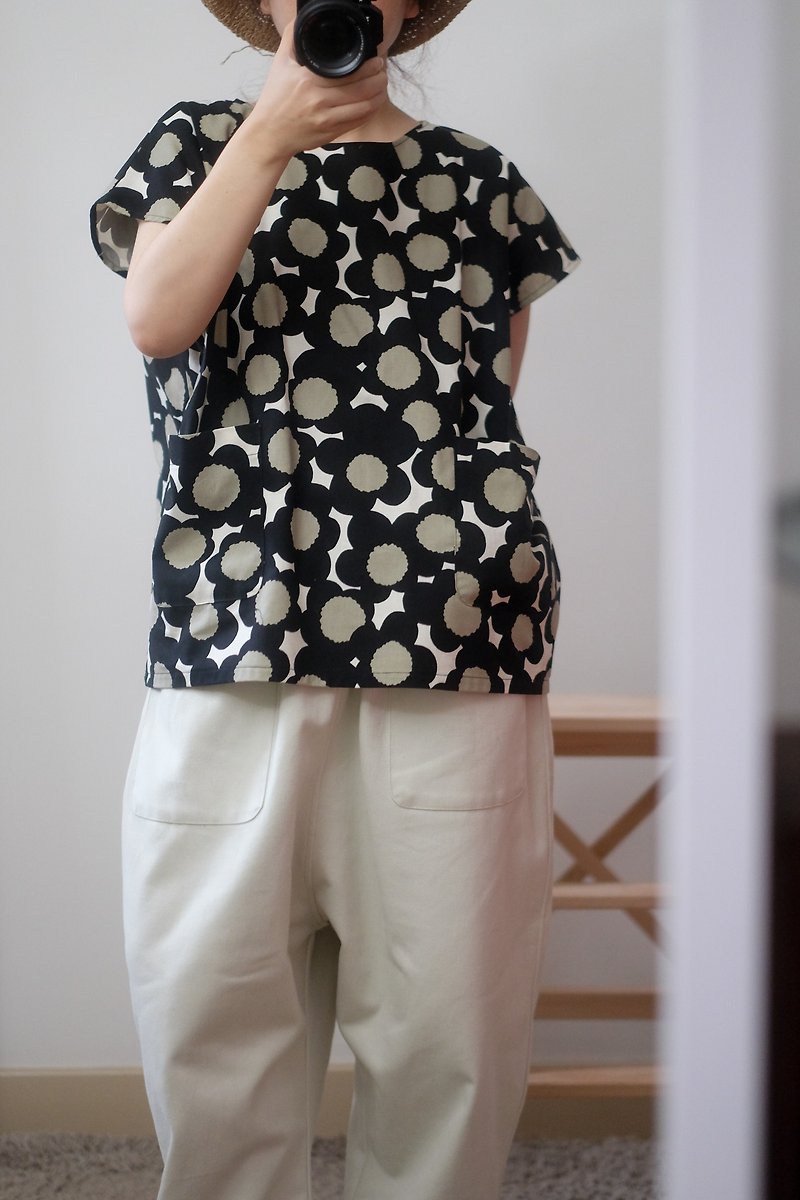 Black Round Seed Flower Sleeveless Square Shirt - เสื้อผู้หญิง - ผ้าฝ้าย/ผ้าลินิน สีดำ