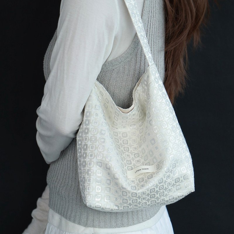 [Silver Era] Forest-inspired Retro Bohemian / Niche High-End Silver Thread Small Shoulder Bag for Underarm Carry - กระเป๋าแมสเซนเจอร์ - วัสดุอื่นๆ ขาว