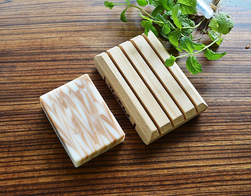 手工檜木潤膚皂+原木皂架禮盒 - 乳液 - 其他材質 金色