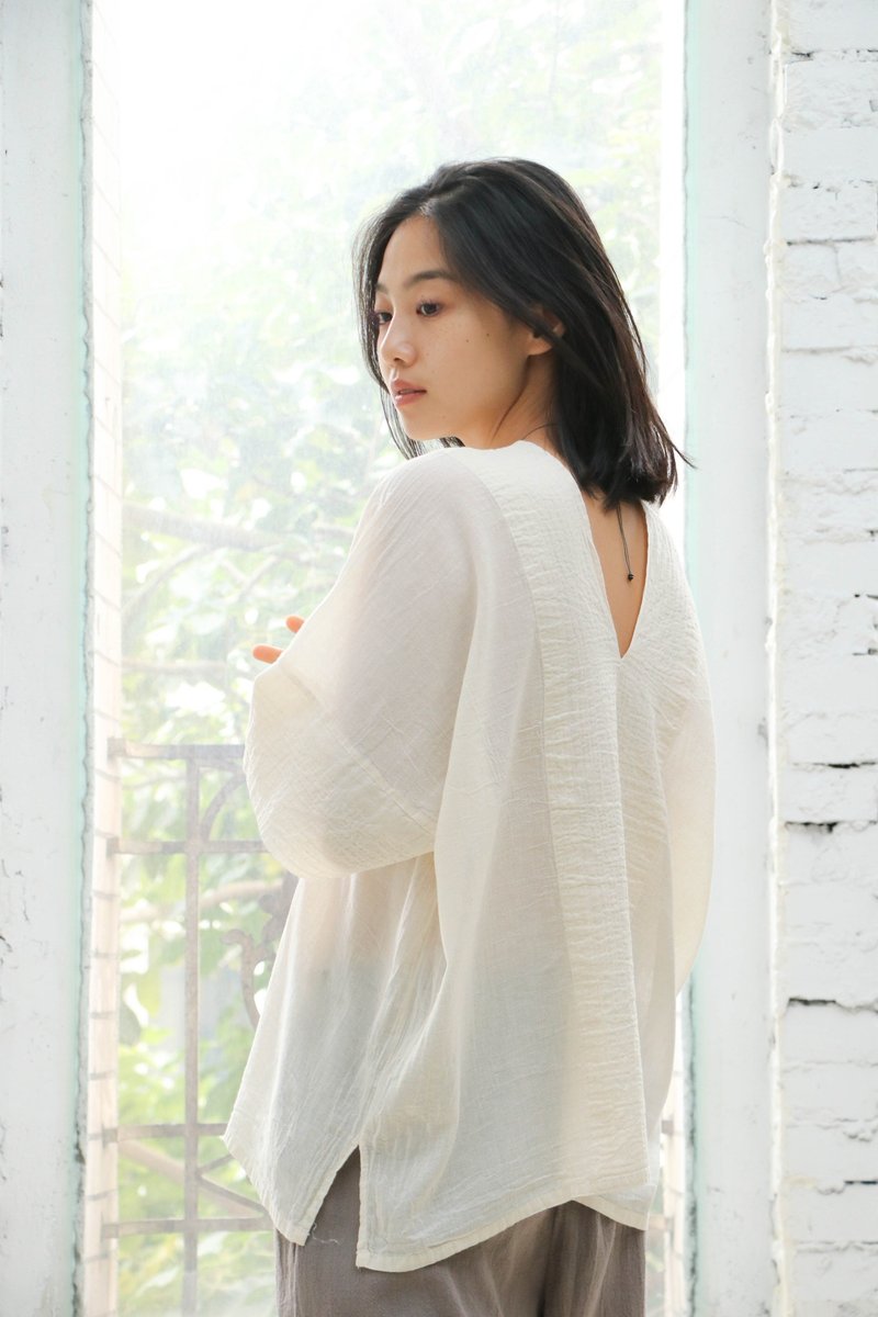 V-neck short slightly wrinkled top/mousse cloth off-white - เสื้อผู้หญิง - ผ้าฝ้าย/ผ้าลินิน ขาว