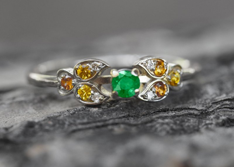 Color contrast ring with emerald, diamonds and sapphires - General Rings - Precious Metals Gold