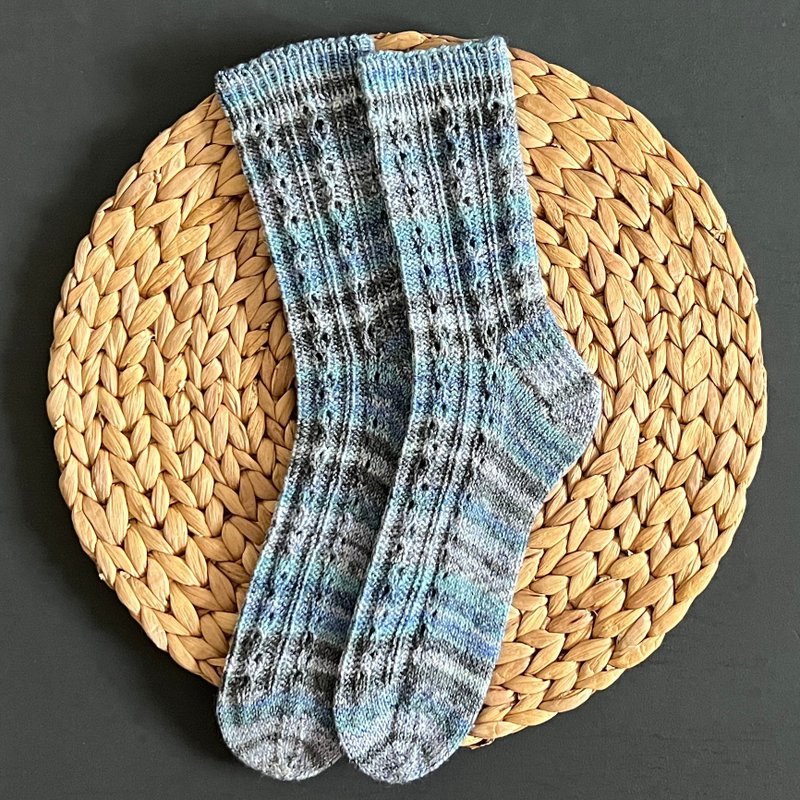 Handmade knitted womens socks/ Warm knitted accessory - 襪子 - 其他金屬 藍色