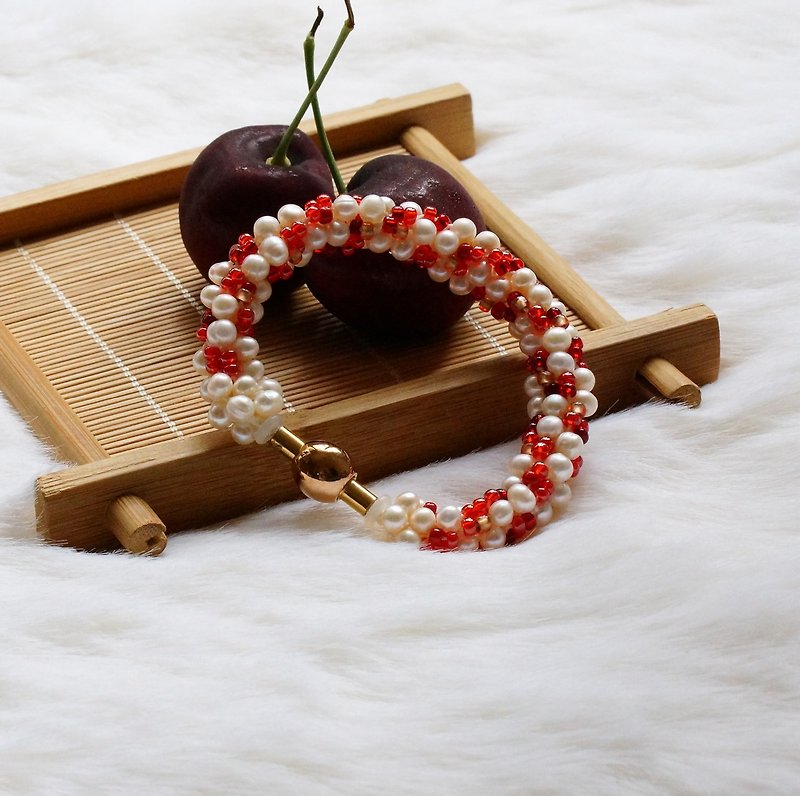 Handmade Kumihimo Pearl Bracelet - สร้อยข้อมือ - เครื่องเพชรพลอย สีแดง