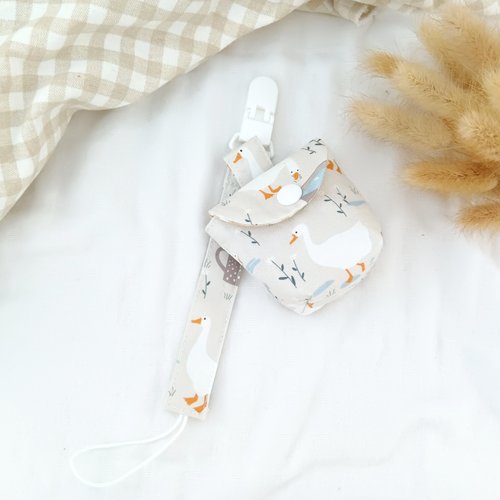 QQ rabbit 手工嬰幼兒精品 彌月禮盒 散步小鵝。奶嘴收納袋 / 奶嘴鏈 (可繡名字)
