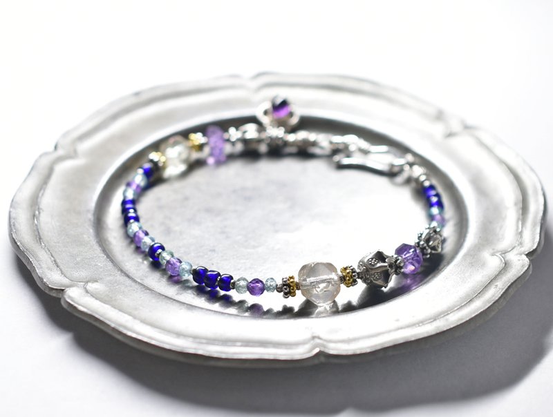 Bracelet with vintage aurora beads and Karen Silver , apatite and amethyst, lapis lazuli beads, and Silver decorated amethyst charm - สร้อยข้อมือ - เครื่องเพชรพลอย สีม่วง