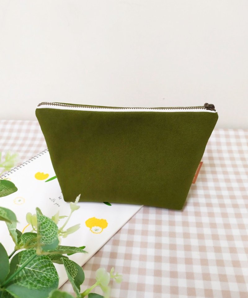 日常系列化妝包/收納包/帆布拉鍊包/橄欖綠款 - 化妝包/收納袋 - 棉．麻 綠色