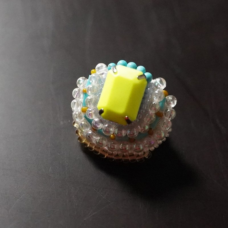 とても軽いおゃべりなブローチ30 ビーズ刺繍のブローチ　マルチカラー - ブローチ - プラスチック イエロー