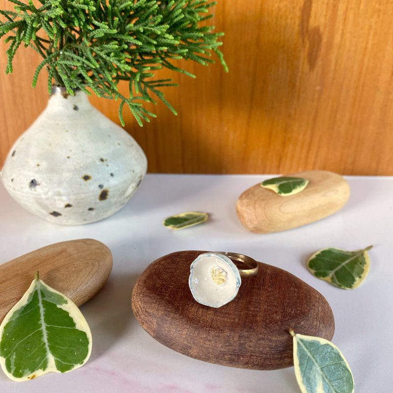 Flower Ring/ Ceramic / jewelry - 戒指 - 陶 白色