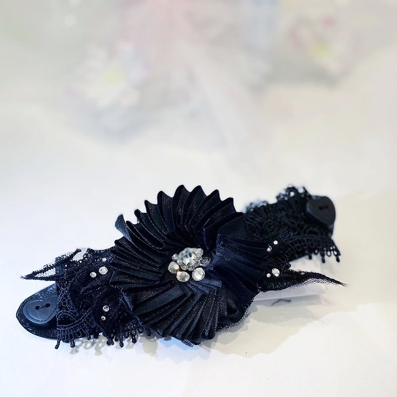 [Good for epidemic prevention] Personalized black whirlwind three-dimensional lace flower mask pressure relief belt - หน้ากาก - ผ้าฝ้าย/ผ้าลินิน สีดำ