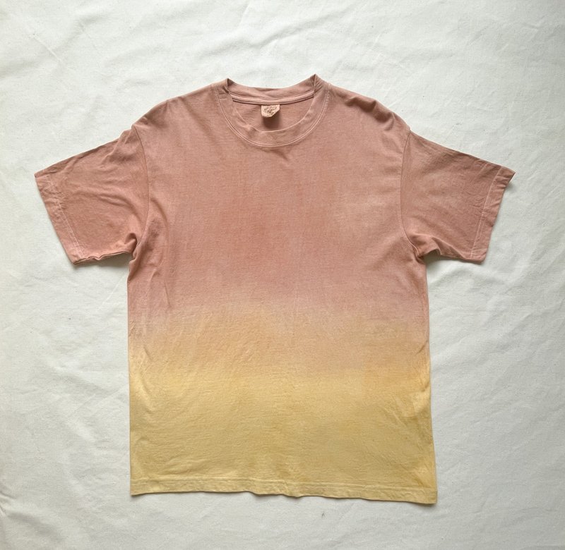 Before Sunset Organic cotton T-shirts Mud dyed Wearing the sunset - เสื้อยืดผู้หญิง - ผ้าฝ้าย/ผ้าลินิน สีเหลือง