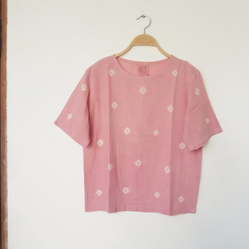 linnil: Pastel pink dot shirt / short-sleeve / natural dye - เสื้อผู้หญิง - ผ้าฝ้าย/ผ้าลินิน สึชมพู