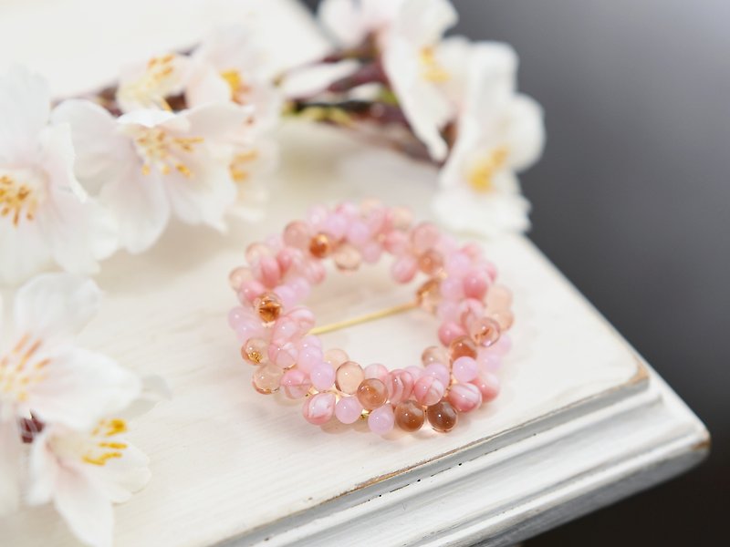 [Brooch, Medium size] Cherry blossom wreath - Brooches - Glass Pink