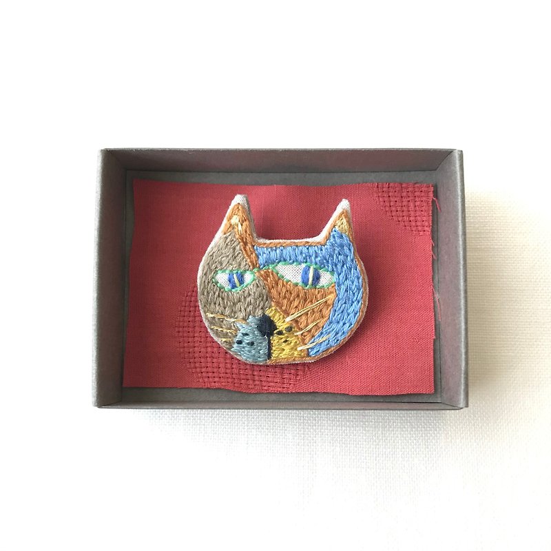 Brooch/Hand embroidery/Cat 001/Limited item/One-of-a-kind item - เข็มกลัด - ผ้าฝ้าย/ผ้าลินิน หลากหลายสี