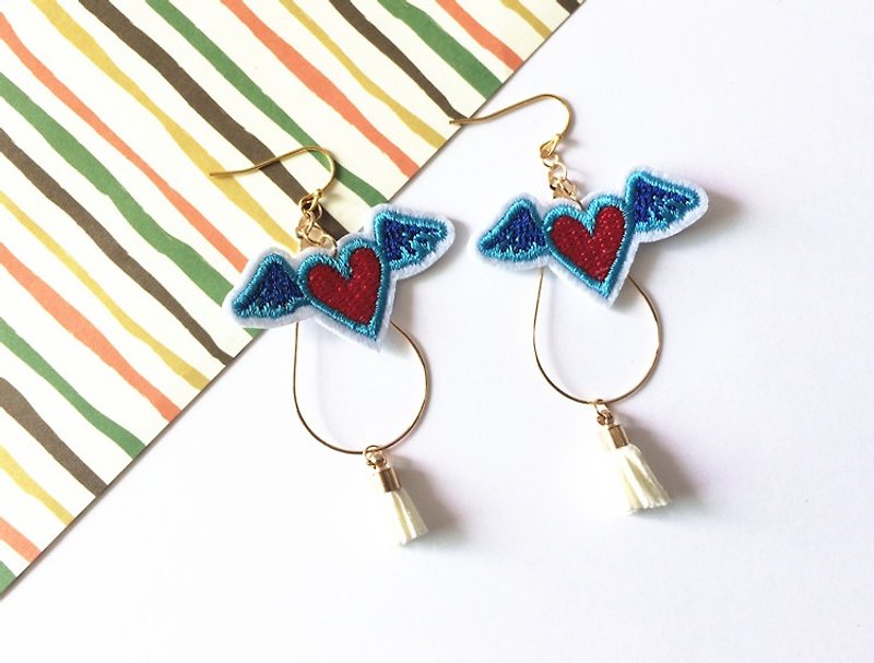 magichands刺繍の愛かわいいタッセルイヤリングの耳のクリップの翼 - ピアス・イヤリング - 刺しゅう糸 ブルー