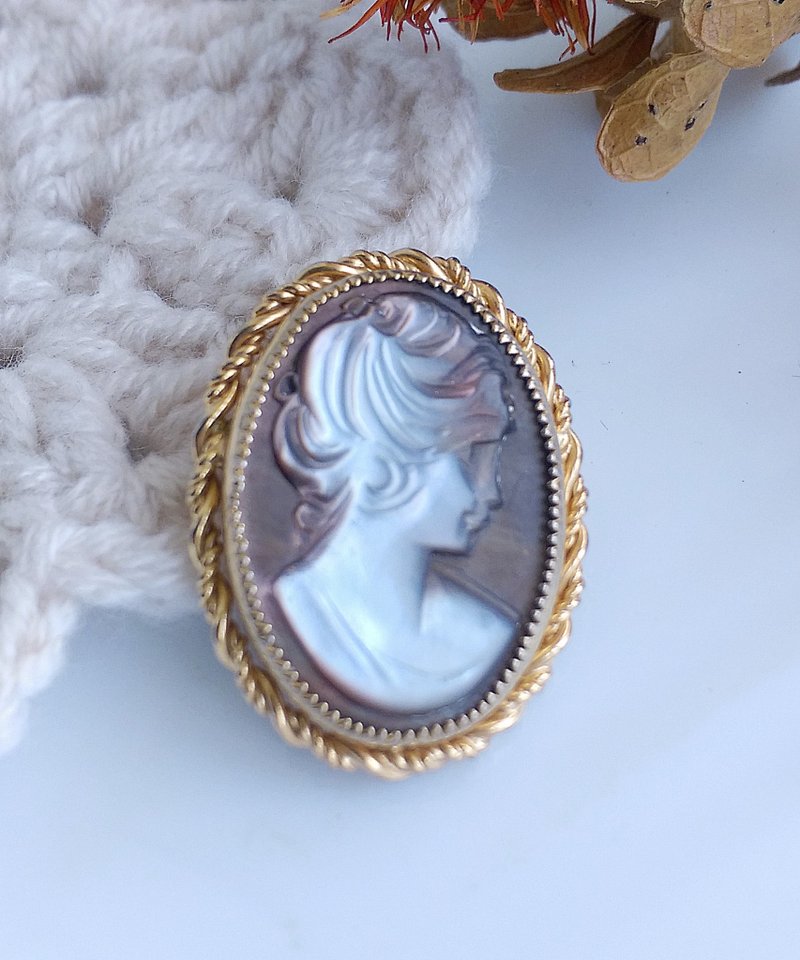 Vintage Jewelry 西洋古董飾品  CAMEO 小巧 橢圓細緻旋框 別針 - 胸針 - 其他金屬 金色