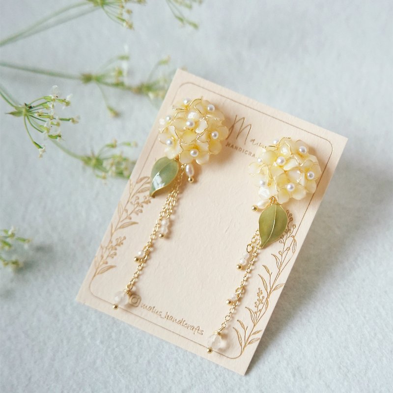 Hydrangea • Pale Yellow - Dangle Handmade Resin Earrings Jewelry Gift - ต่างหู - เรซิน สีเหลือง
