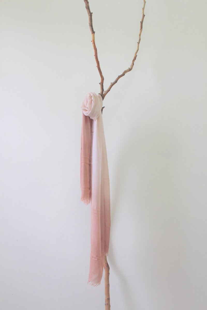 Dyed isvara grass and wood, dyeing gradually and dyeing pure cotton scarf - Scarves - Cotton & Hemp Pink