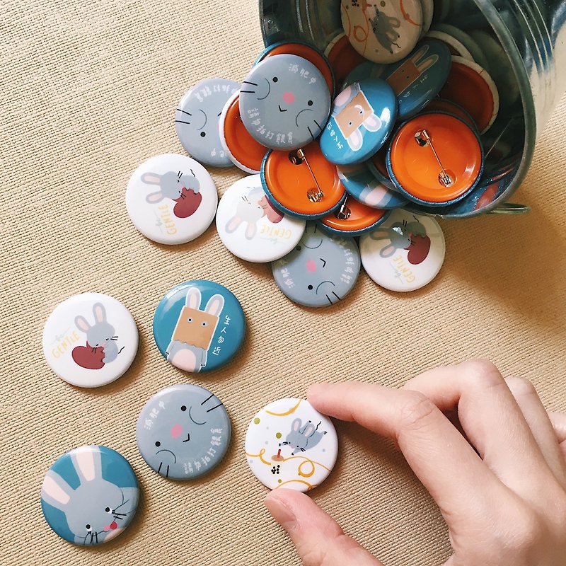 Squeaky Pins - Brooches - Plastic Gray