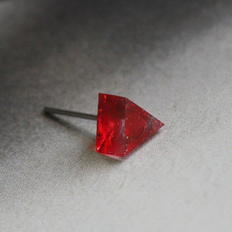 Triangle Earrings ▽ 120 / My Favorite Things ▽ Single Stud / transparent resin / glitter - ต่างหู - พลาสติก สีแดง
