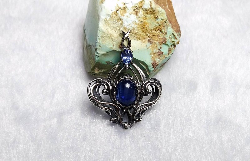<Gemstone Series> Deep blue spar design pendant - Necklaces - Gemstone Blue