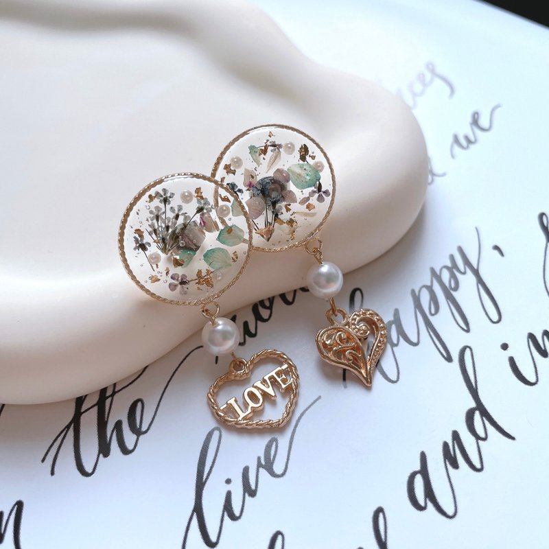 Small round metal dried flower earrings - Earrings & Clip-ons - Resin 