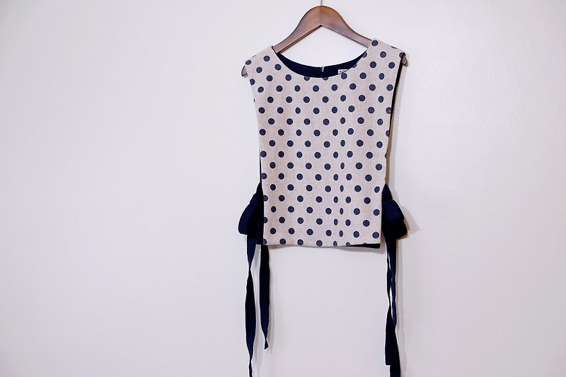 Round neck side strap wool vest/midsole with dark blue dots - เสื้อกั๊กผู้หญิง - ขนแกะ หลากหลายสี