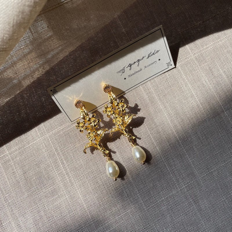 Gold Bouquet Pearl Earrings Clip-On - ต่างหู - โลหะ สีทอง