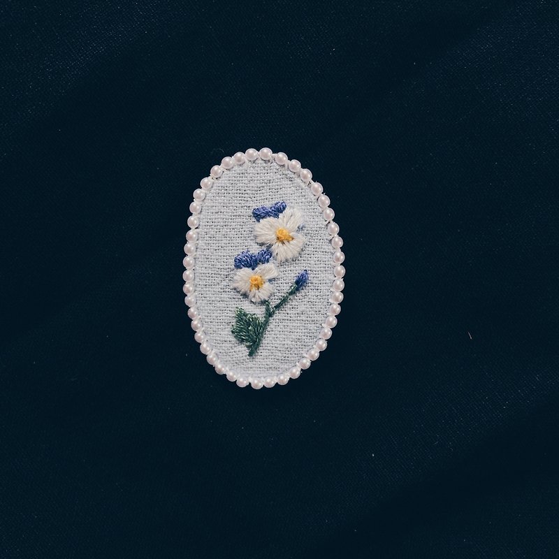 Hand embroidery / brooch / brooch / flower shape - เข็มกลัด - งานปัก สึชมพู