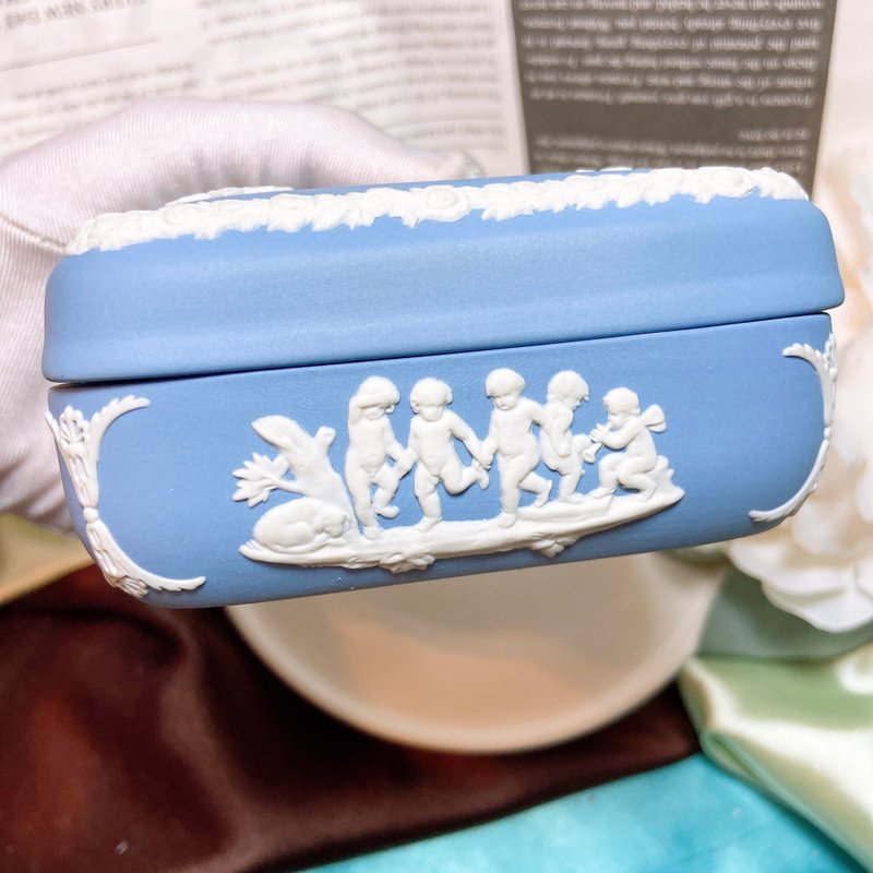 【西洋古董飾品】1958英國皇室百年Wedgwood 玉石浮雕陶瓷 方型盒 - 居家收納/收納盒/儲物盒 - 貴金屬 藍色