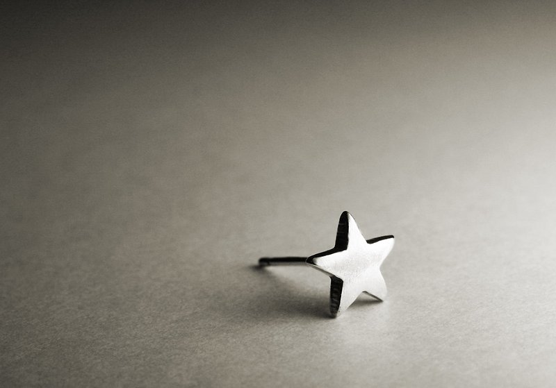 Small star shaped sterling silver earrings (single/pair) - ต่างหู - โลหะ สีเงิน