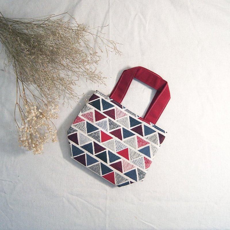 Christmas-like portable food bag with geometric triangles - กระเป๋าถือ - ผ้าฝ้าย/ผ้าลินิน สีแดง
