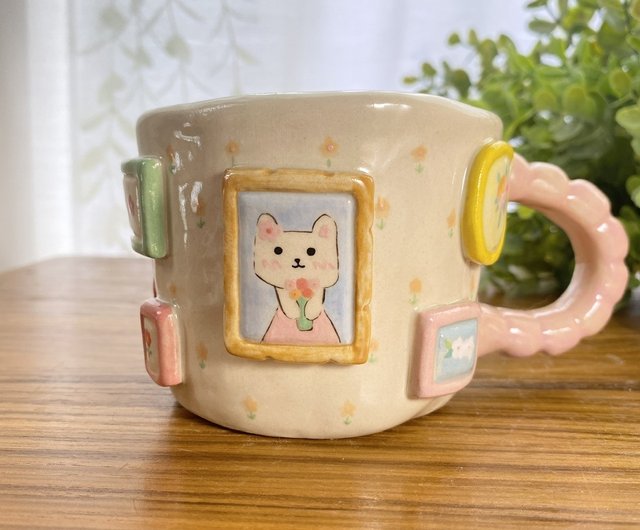 かわいい猫と花の絵が描かれた手作りの陶器マグカップ。 - ショップ cher's pottery マグカップ - Pinkoi