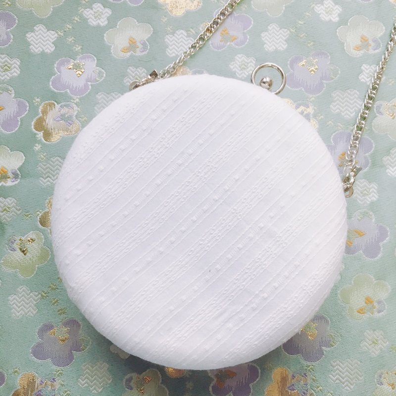 Pure white jacquard fabric small round bag - portable / oblique back use - กระเป๋าแมสเซนเจอร์ - ผ้าไหม ขาว