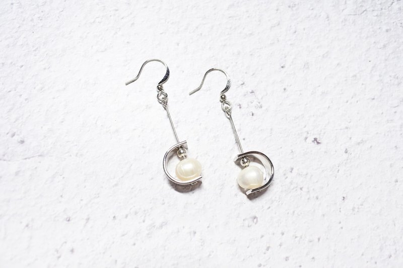 [White Corner] Freshwater Pearl Hanging Earrings - ต่างหู - ไข่มุก ขาว