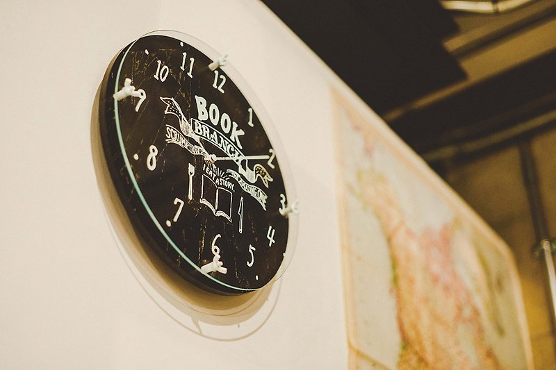 休日の時計-重工業の落書きサイレント時計壁時計（ブラック） - 時計 - 木製 ブラック
