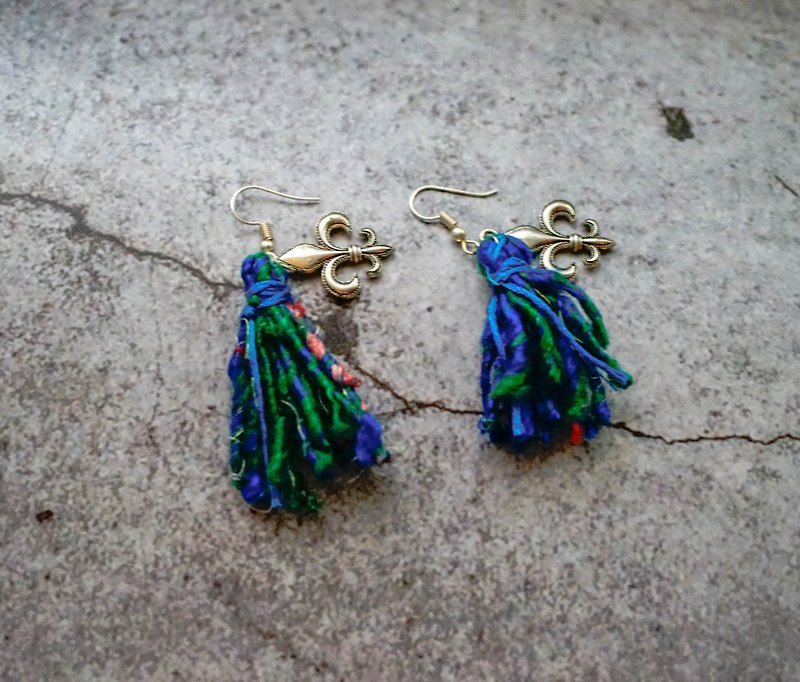 尼泊爾回收紗麗絲流蘇耳環 - 耳環/耳夾 - 絲．絹 藍色