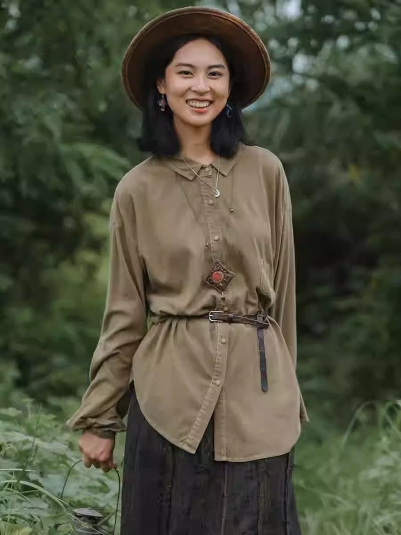 2顔色 植物染桑油絲手工刺繡小領長袖襯衫 - 女襯衫 - 棉．麻 卡其色